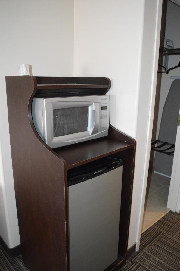 Auberge Macdonald Guest Inn Iroquois Falls Bagian luar foto