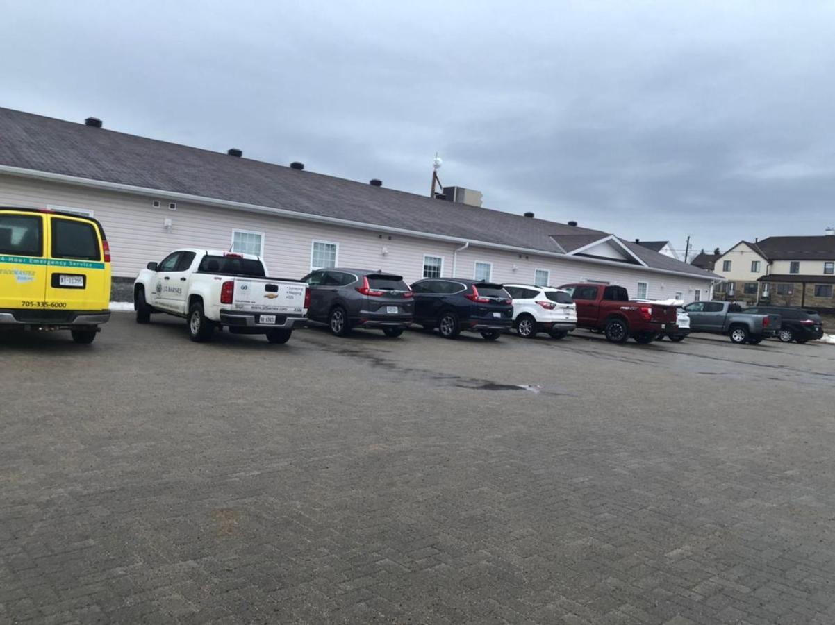 Auberge Macdonald Guest Inn Iroquois Falls Bagian luar foto