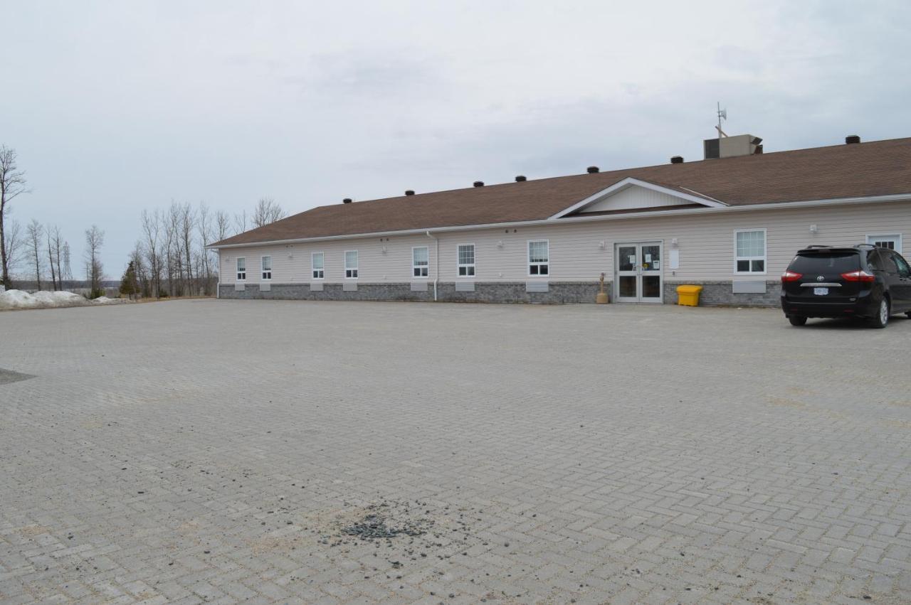 Auberge Macdonald Guest Inn Iroquois Falls Bagian luar foto