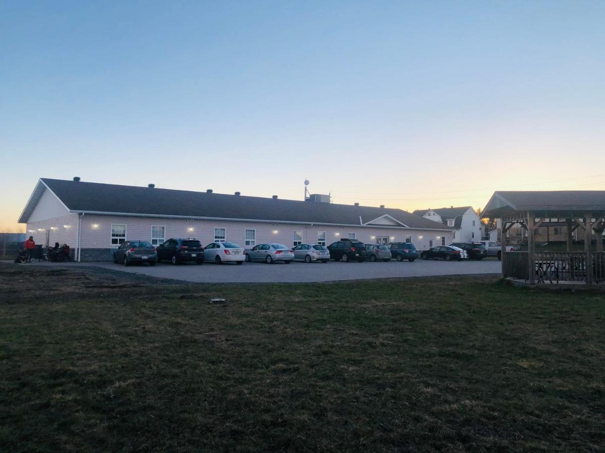 Auberge Macdonald Guest Inn Iroquois Falls Bagian luar foto