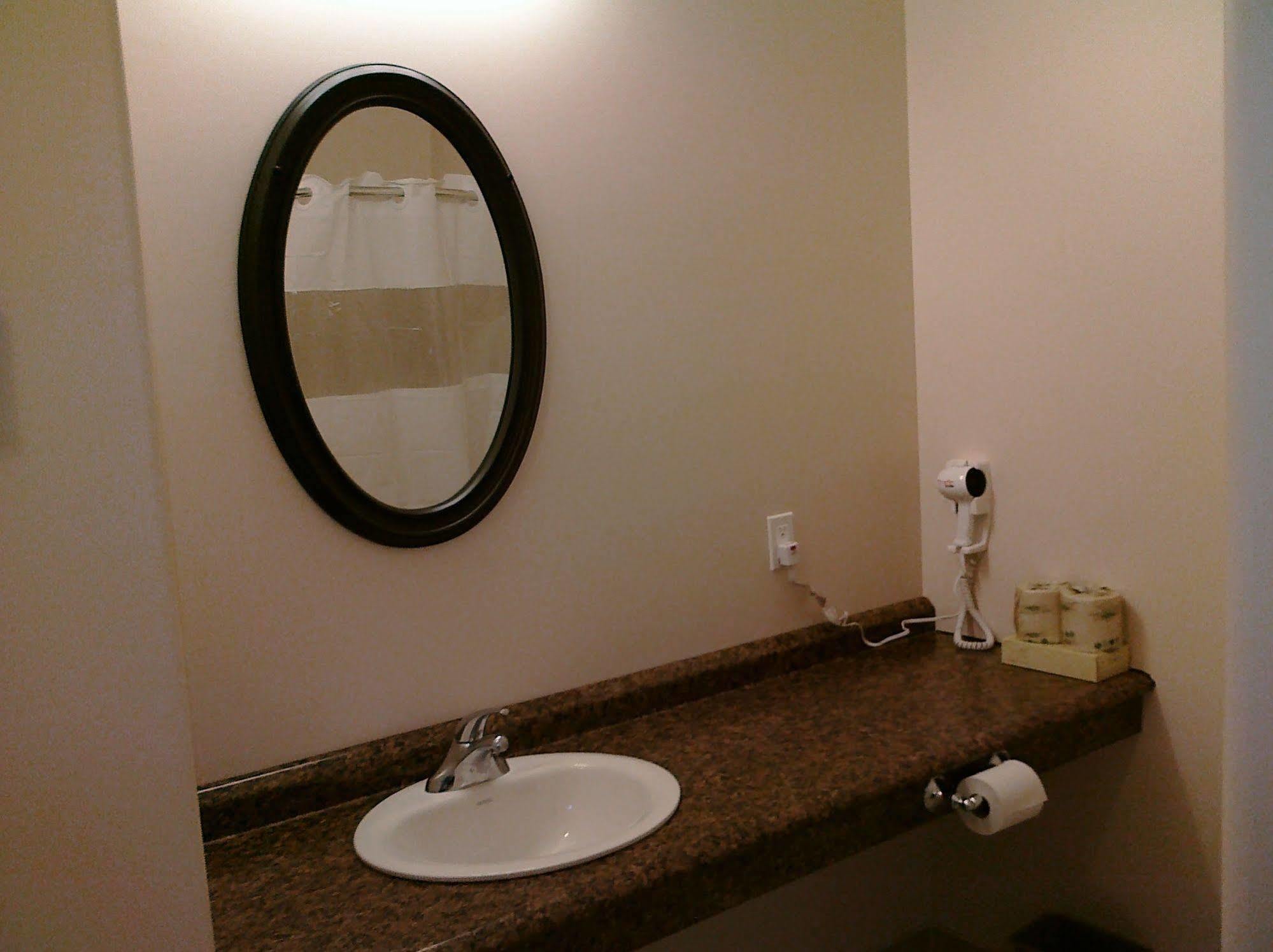 Auberge Macdonald Guest Inn Iroquois Falls Bagian luar foto